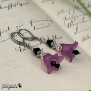 Ohrringe "Feenlaterne" - violett/schwarz - mit nachtleuchtender Perle